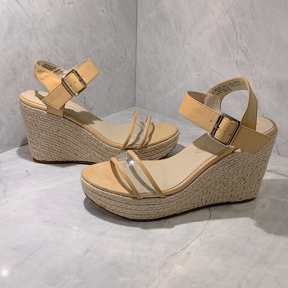 NWOB Tan raffia wedge with clear vinyl strap size 9.5